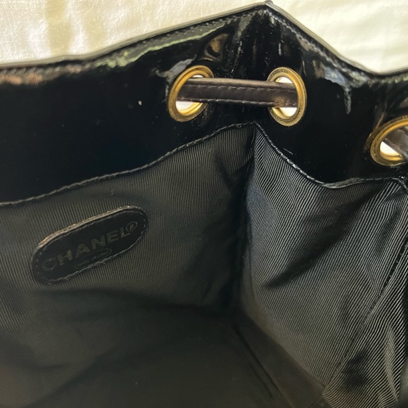 ✨Authentic Chanel Vintage Drawstring CC Bucket Patent Leather Bag✨ - Picture 12 of 16
